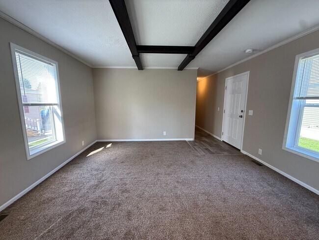 Foto del edificio - 12400 Creekview Ave