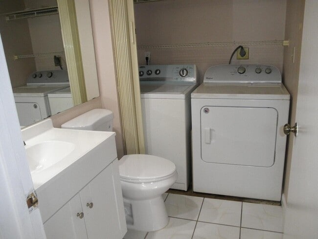 Building Photo - 571 Springdale Cir