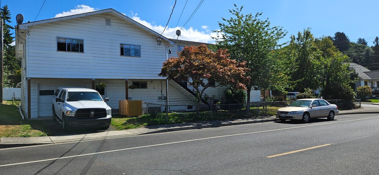 Vista de la entrada desde Una Ave - 180 2nd St