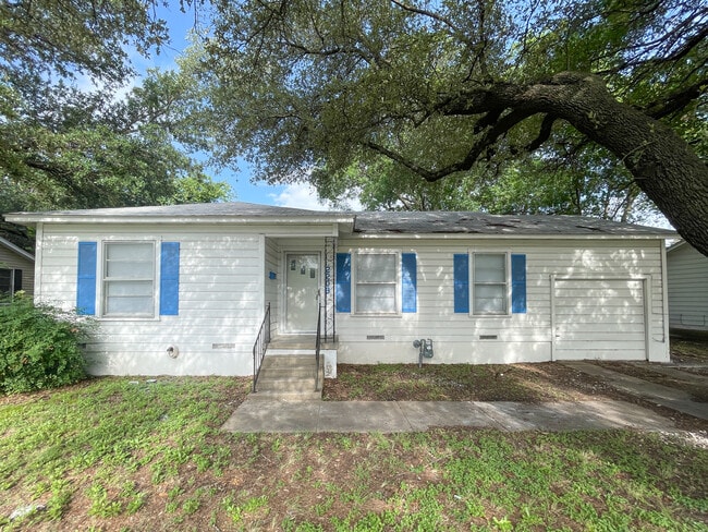 Building Photo - 2208 N 41st St
