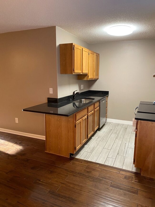 Building Photo - West Knoxville, Updated 2BR/2BA, Pets cons...