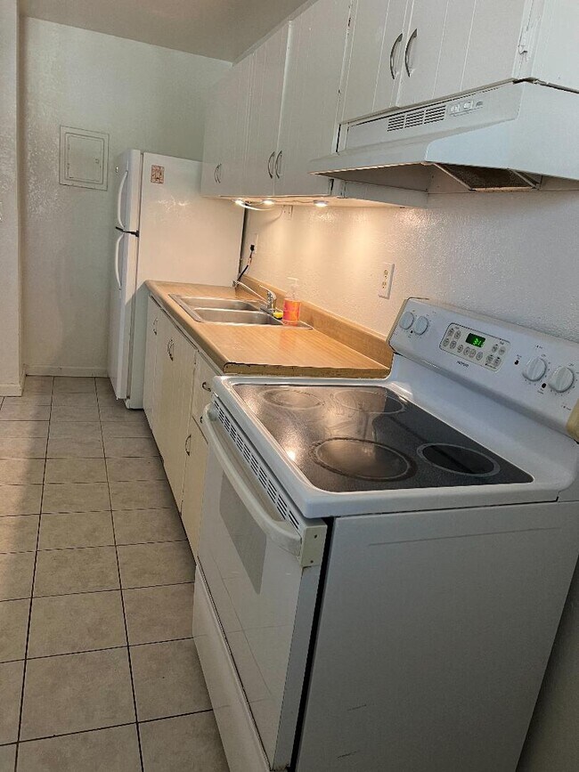 Building Photo - 1558 Sierra Vista Dr