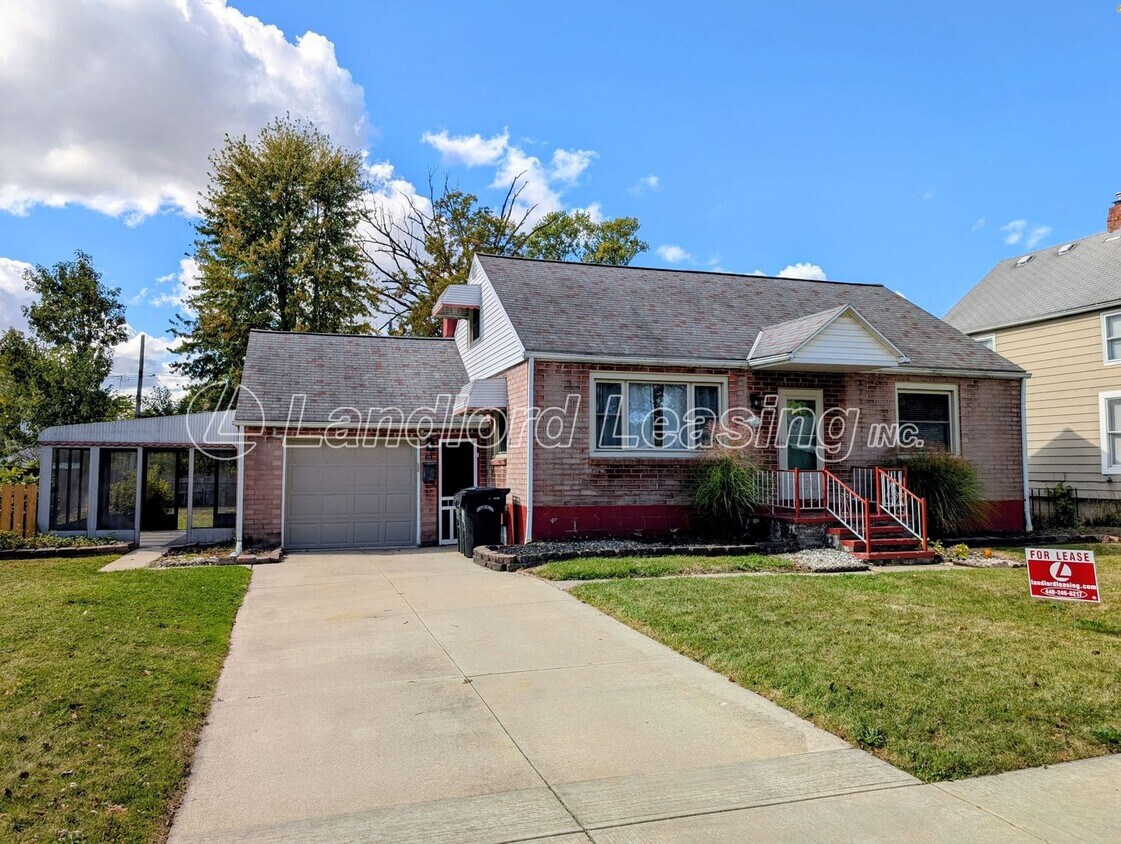 Foto principal - Charming Brick Home with Fenced Yard and S...