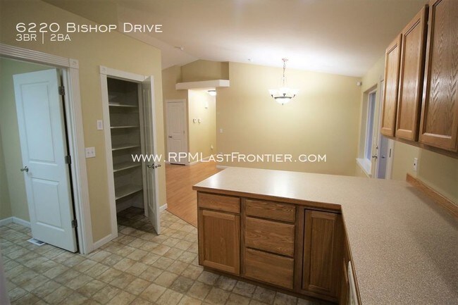 Building Photo - 6220 Bishop Dr