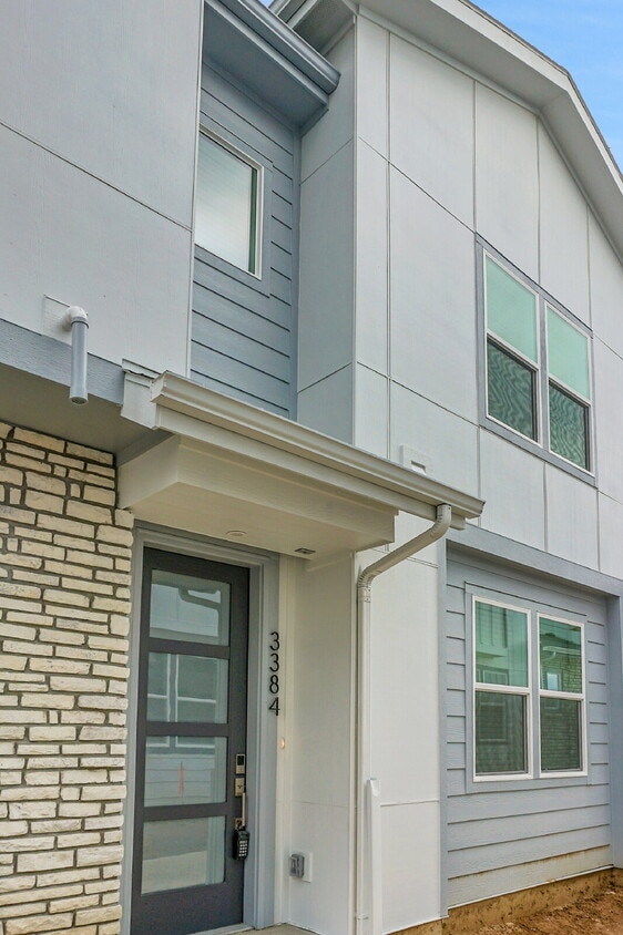 Primary Photo - $2,600- 3 Bed 2.5 Bath Townhome in CO Spri...