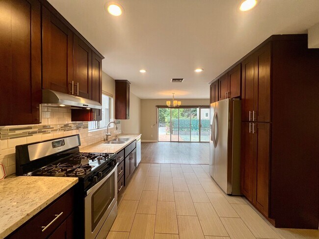 Building Photo - 5811 Agnes Ave