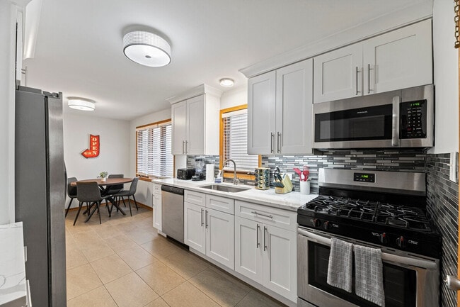 Foto del edificio - 2034 W Berteau Ave