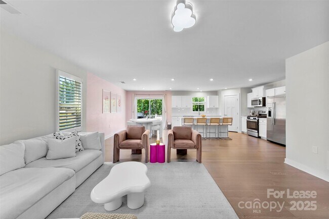 Foto del edificio - 2217 GoldWood Dr