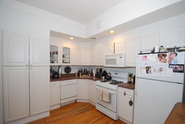 Building Photo - 118 E 19th St