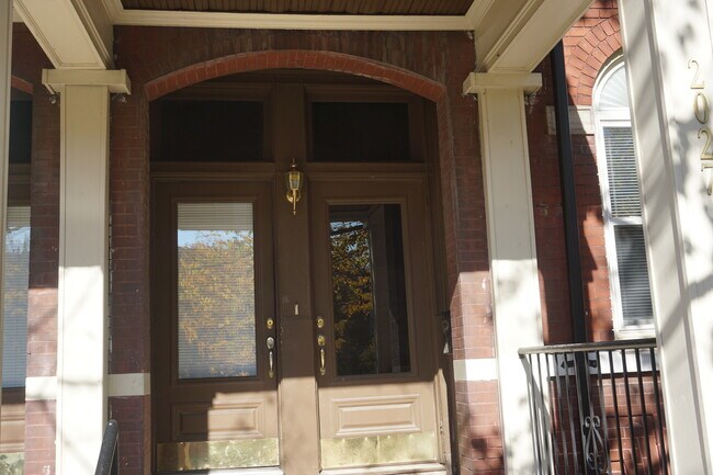 Foto del edificio - 2027 Russell Blvd