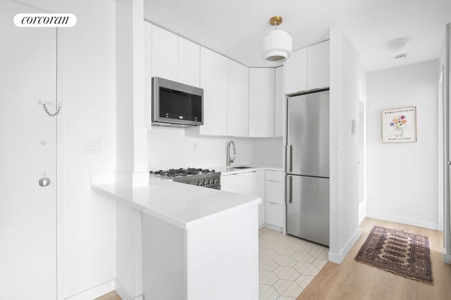 Building Photo - 353 E 72nd St