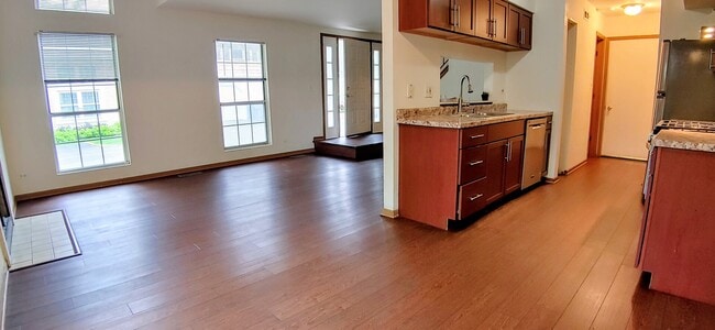 Building Photo - 300 Teak Ln