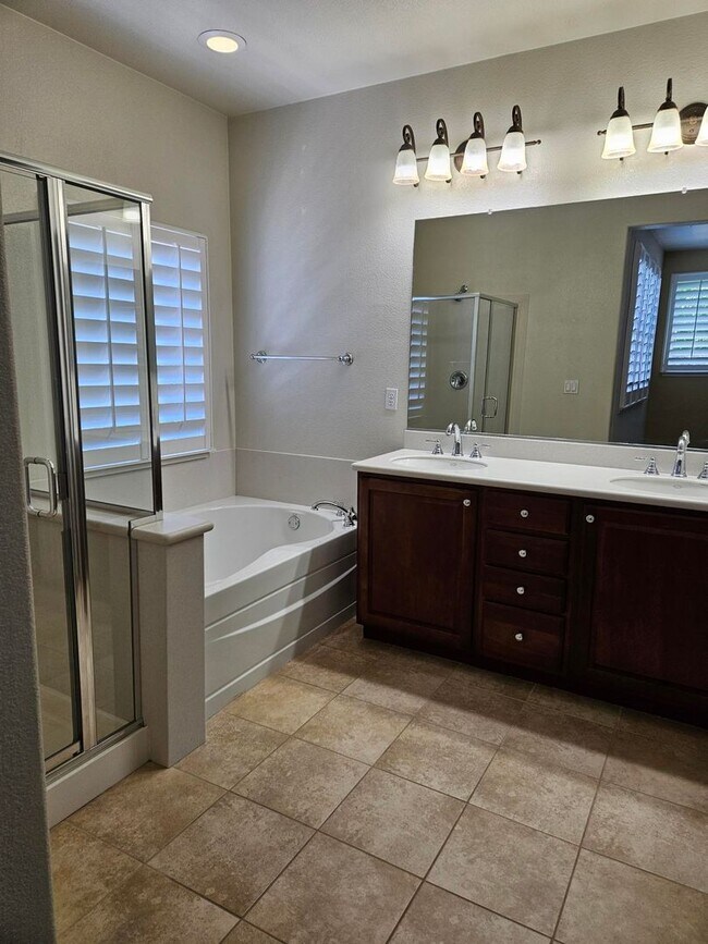 Foto del edificio - Spacious Tri-Level Townhouse/Condo Near Sa...