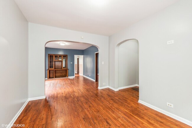 Building Photo - 620 N Kedzie Ave