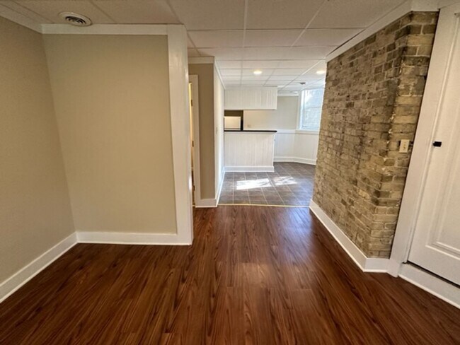 Foto del edificio - 2500 N Bartlett Ave