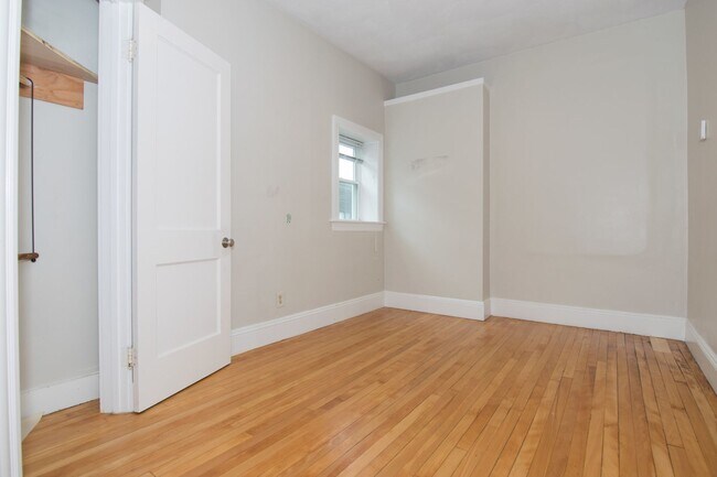 Foto del edificio - Spacious 3.5-Bed, 2-Bath in Prime Allston ...