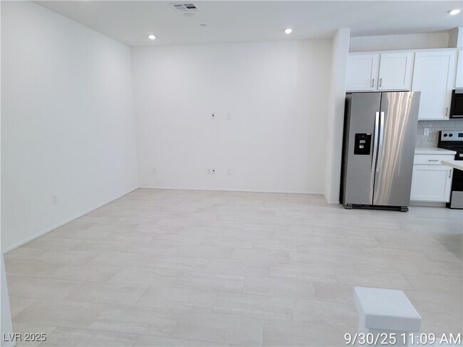 Foto del edificio - 8671 Luxuriant Ave