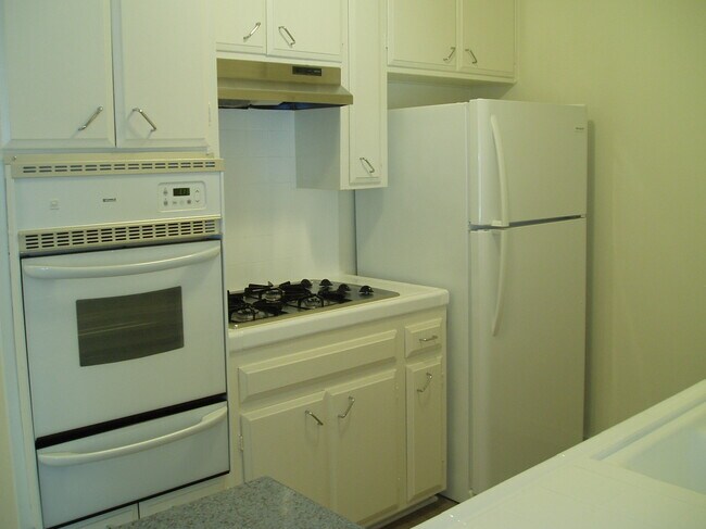 Kitchen - 2100 N Beachwood Dr