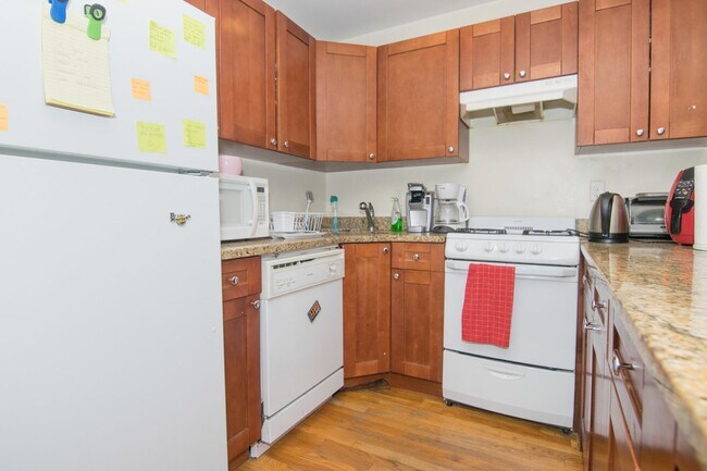 Photo - Brookline 3 Bed – 935 Sq Ft – Heat & Hot Water Included – Renovated – 9/1 Apartment