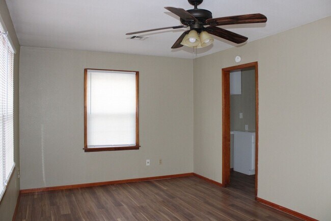 Building Photo - Believe it! 3 bds, 2 ba, MWC Schools - Tin...