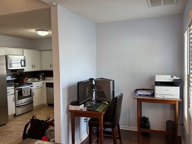 Foto del edificio - Welcome to Hemlock Drive!