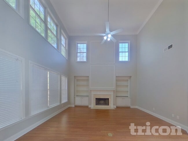 Building Photo - 275 Lawrence Pl