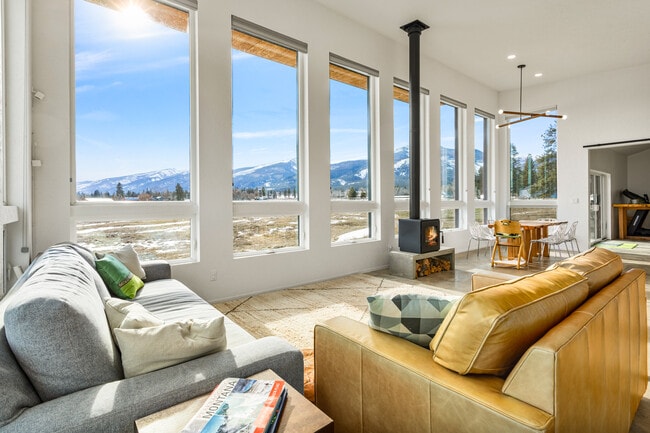 Foto del edificio - 5052 Hoblitt Ln