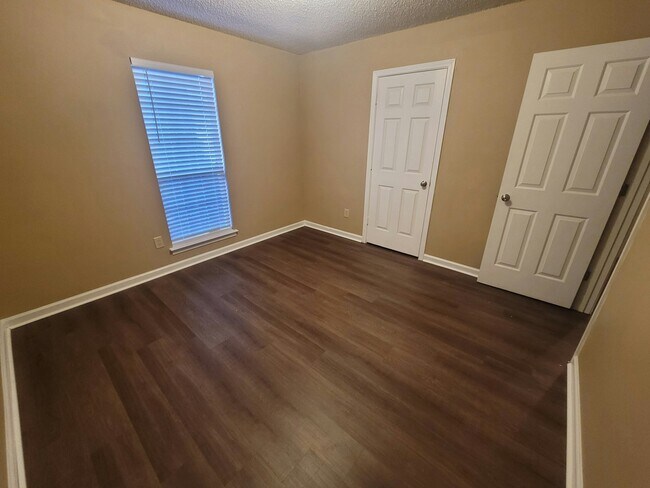 Foto del edificio - 6915 Brady Hill Dr