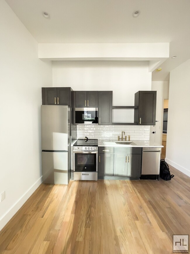 Foto del edificio - South Williamsburg / No Fee / Spacious 3-B...