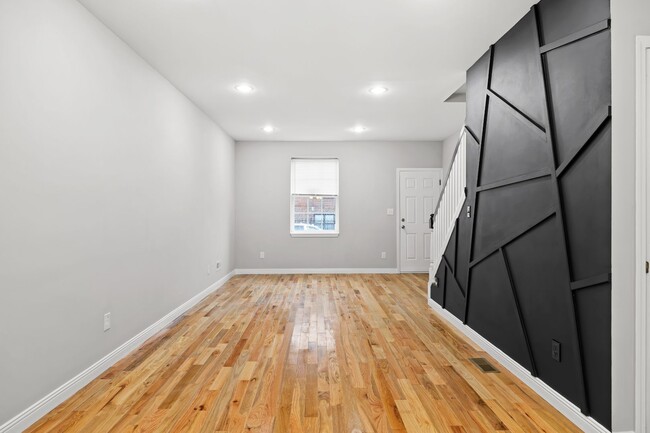 Foto del edificio - ??? BRAND NEW RENOVATED 3 BEDROOM 2.5 BATH...