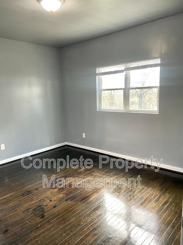 Building Photo - 5015 42nd Pl N