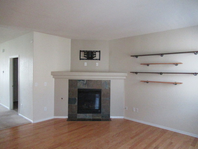 Building Photo - Stunning Townhome in Cherrywood Park!