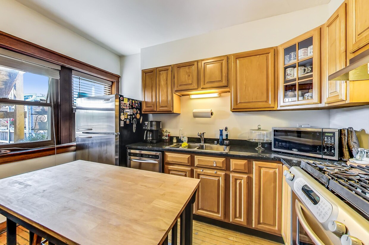 Kitchen - 3760 N Wayne Ave