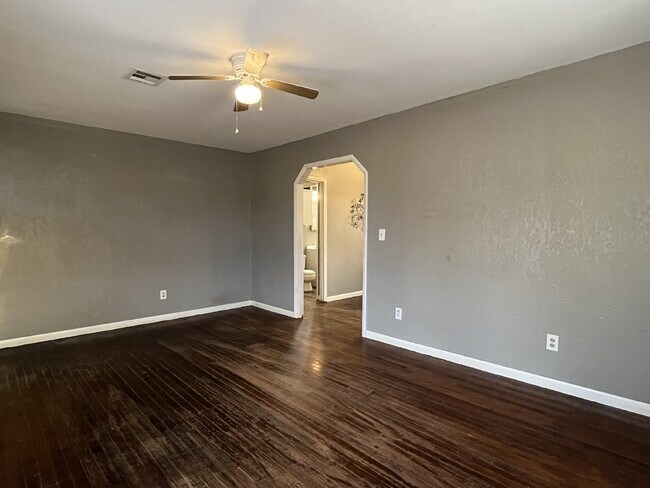 Foto del edificio - 2 Bedroom House for Lease