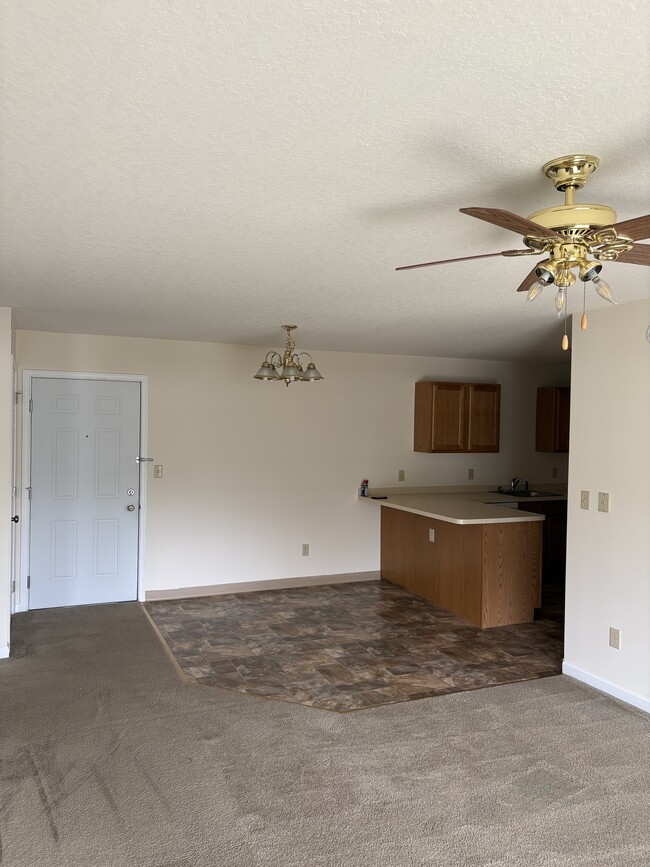 Dining room / Kitchen - Colonial Apartments