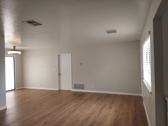 Building Photo - 612 W Graaf Ave