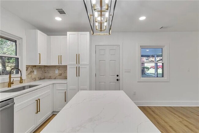 Foto del edificio - Room in House on Tilson Rd