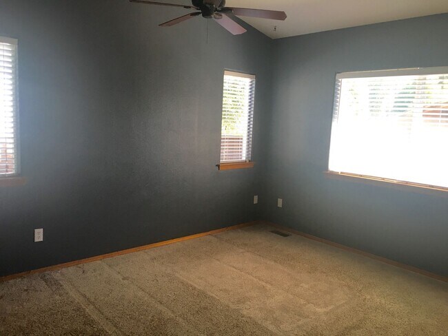 Foto del edificio - 3 Bedroom Ranch, 2 Car Garage, Air Conditi...