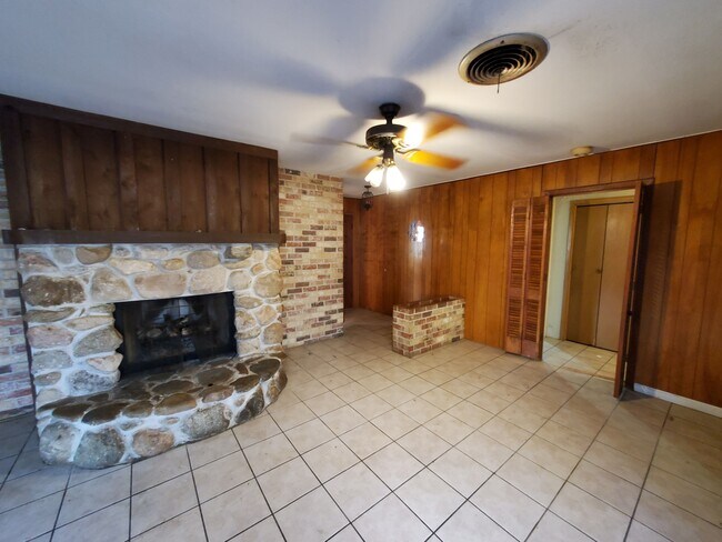 Building Photo - 2850 Wier Dr