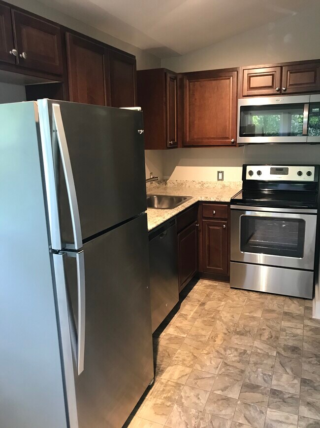 full kitchen - 1102 Kirkland Ave