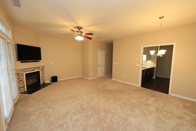 Foto del edificio - Cornerstone Village Townhome in Superb NW Raleigh Location!