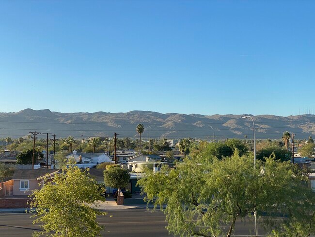 Foto del edificio - 2344 E Huntington Dr