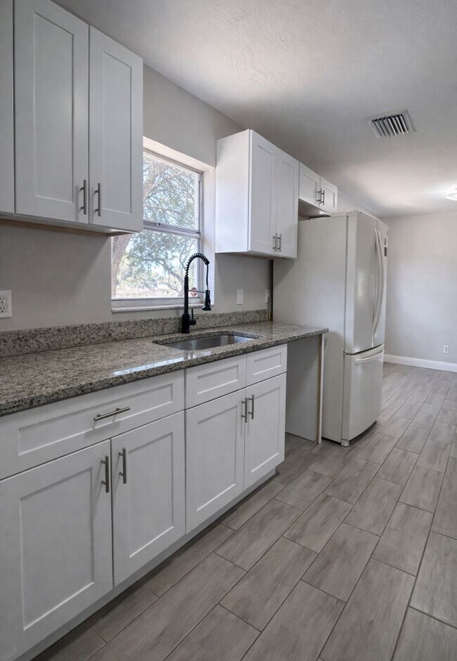 Foto del edificio - Beautifully Remodeled Lakefront Home – Move-In Ready!