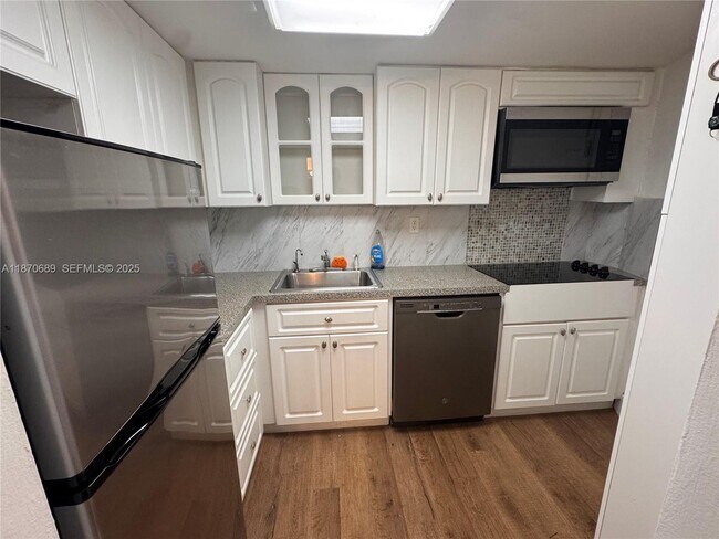 Foto del edificio - 2899 Collins Ave