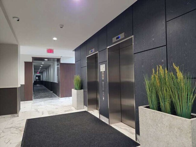 Photo du bâtiment - 2510-2109 109 St NW