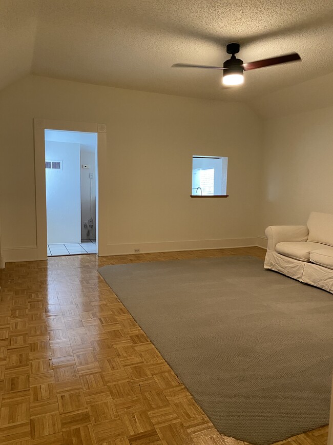 living room , view to kitchen - 1015 W Horatio St