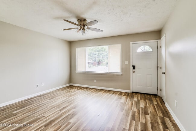 Foto del edificio - 7900 Mackie Ln