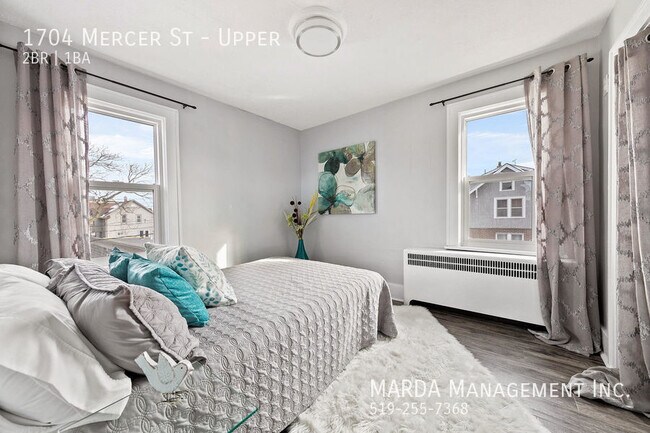 Photo du bâtiment - CHARMING 2-BEDROOM/1BATH UPPER UNIT IN CEN...