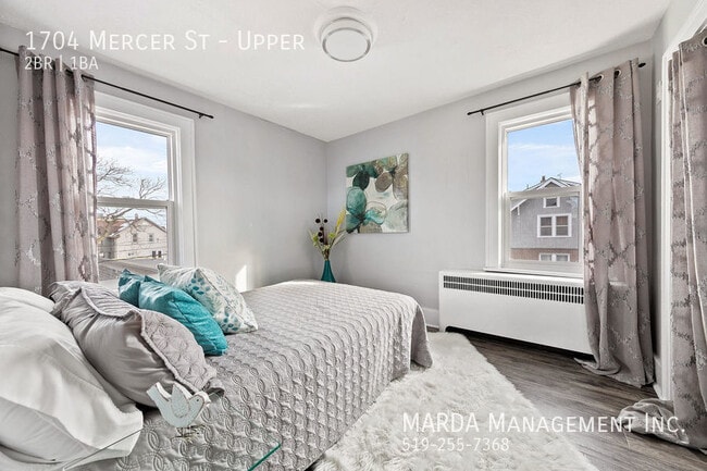 Building Photo - CHARMING 2-BEDROOM/1BATH UPPER UNIT IN CENTRAL WINDSOR + HYDRO & GAS