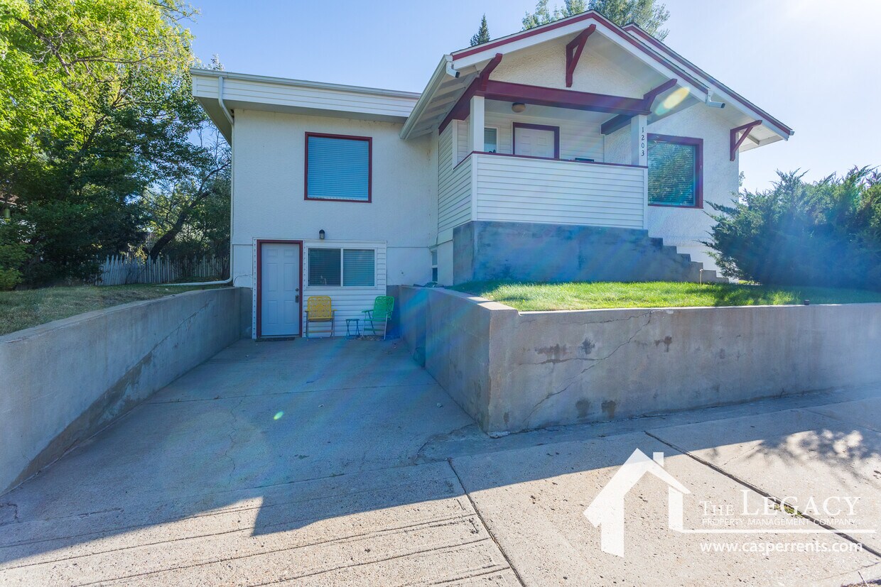 Foto principal - 1203 E 5th St
